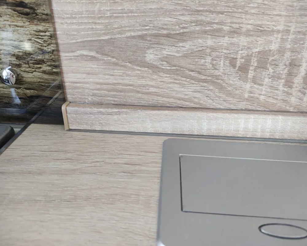 Плинтус для столешниц прямоугольный ПВХ Волшебная палочка 25*12мм 3м 2052 Дуб вотан