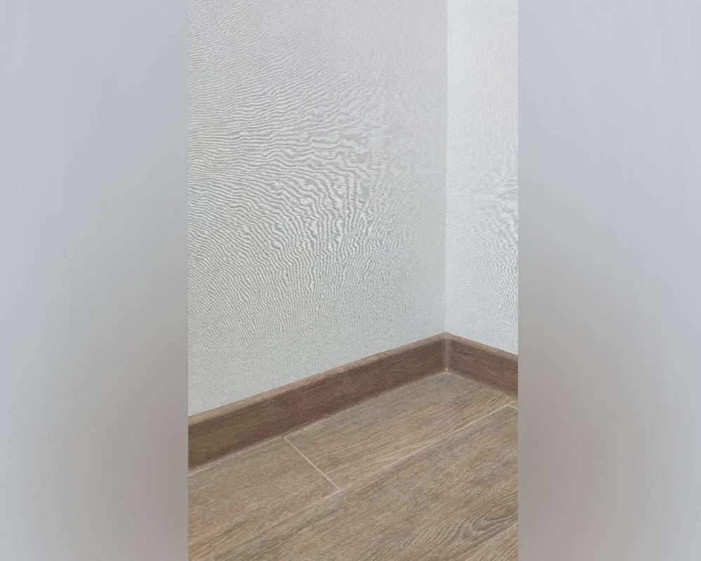 Плинтус ПВХ со съемной панелью Идеал Деконика 70 мм 211 Дуб рустик