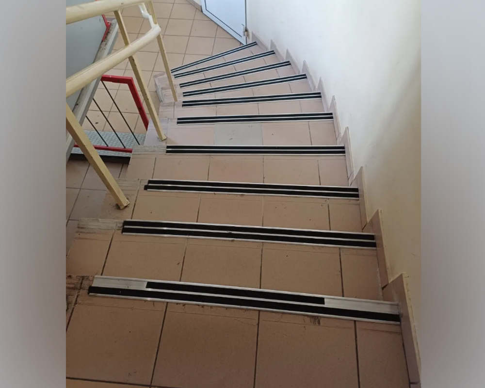 Порог одноуровневый ПС 08.900.01лч Серебро