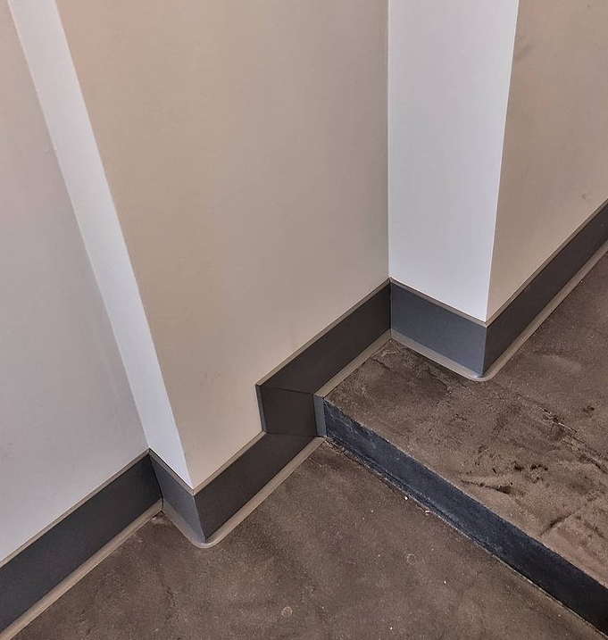 Плинтус ХДФ Dollken S60 60мм х 2,575м 1209 Антрацит RAL 7016