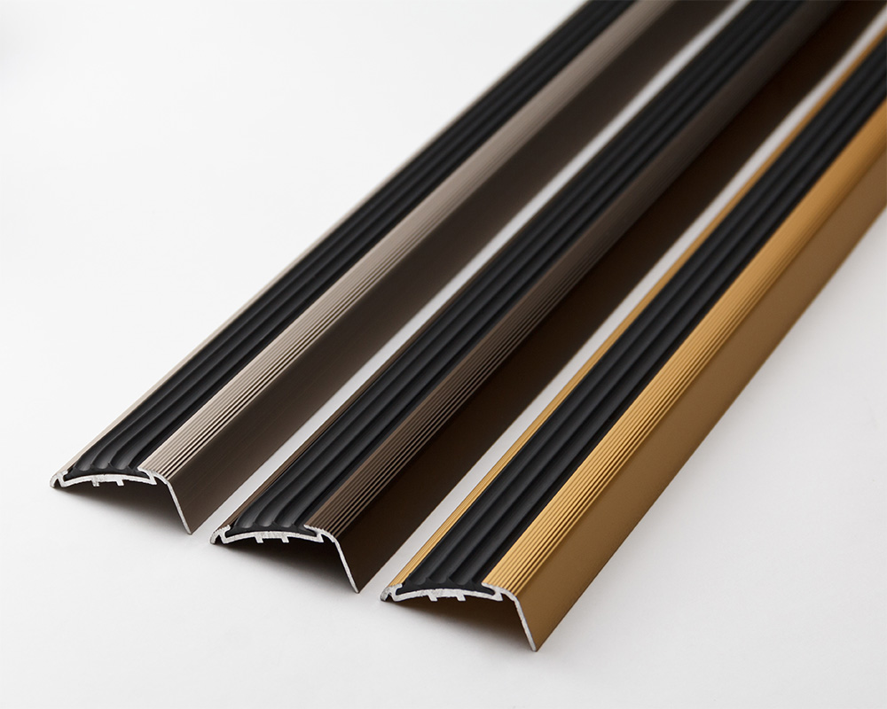 Порог угловой ПУ 71.2700.201л Серебро