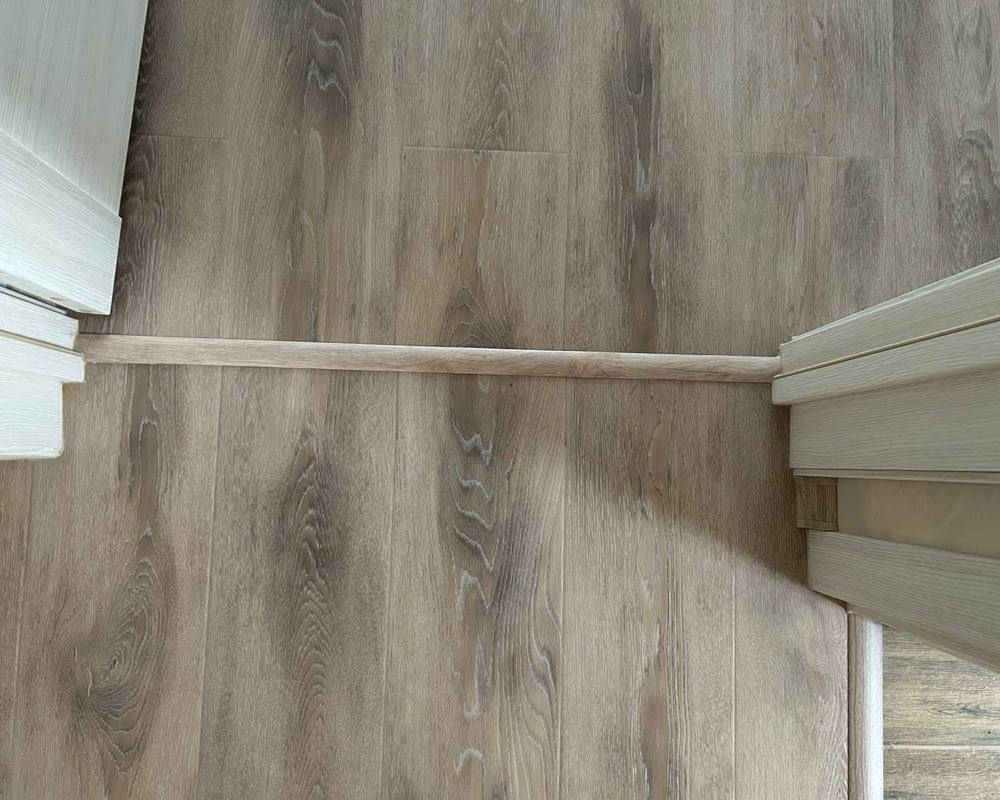 Самоклеящийся порог ЛС 35.1800.4053 Ясень графит