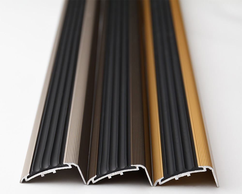 Порог угловой ПУ 71.2700.201л Серебро