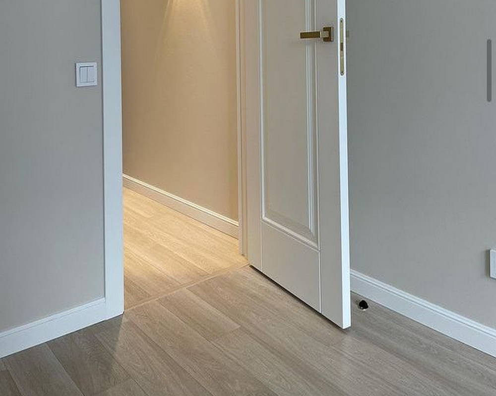 Плинтус из полистирола высокой плотности Волшебная Палочка 80*12*2000. MSPOL 102. Окраска включена в стоимость