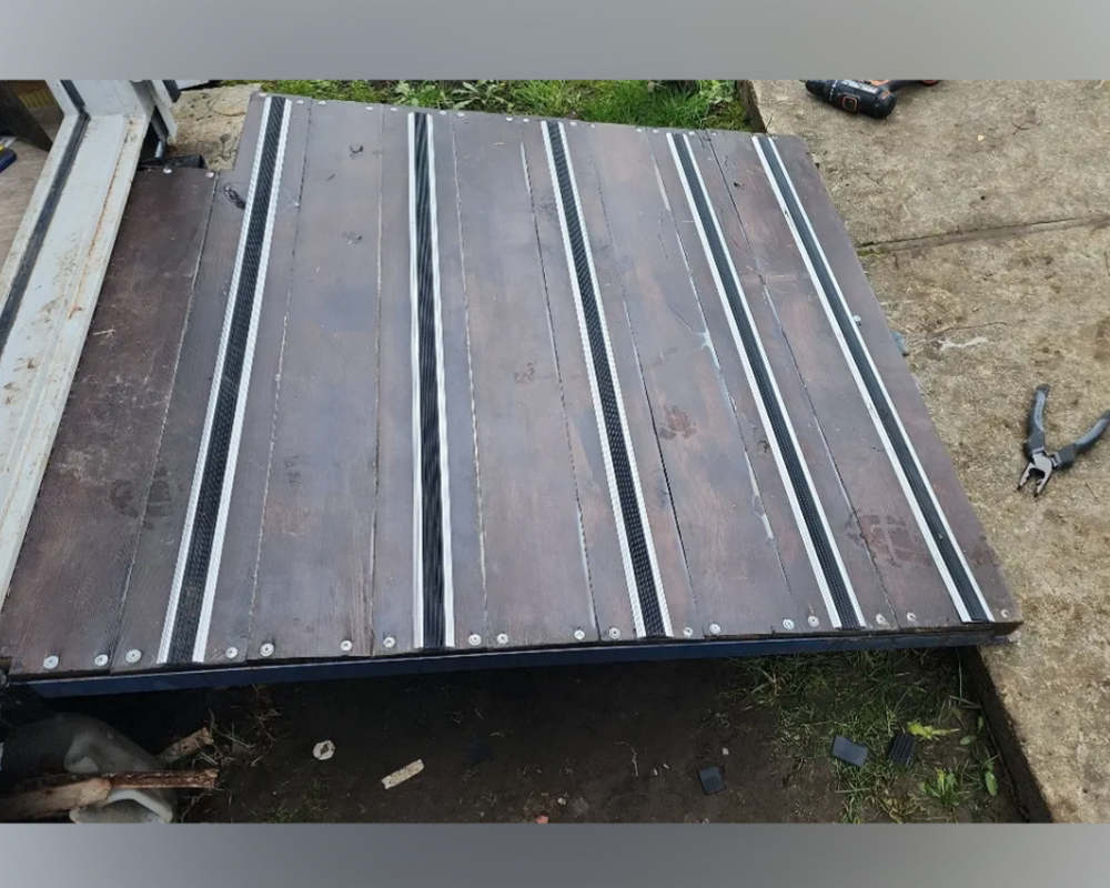 Порог одноуровневый ПС 08.900.01лч Серебро