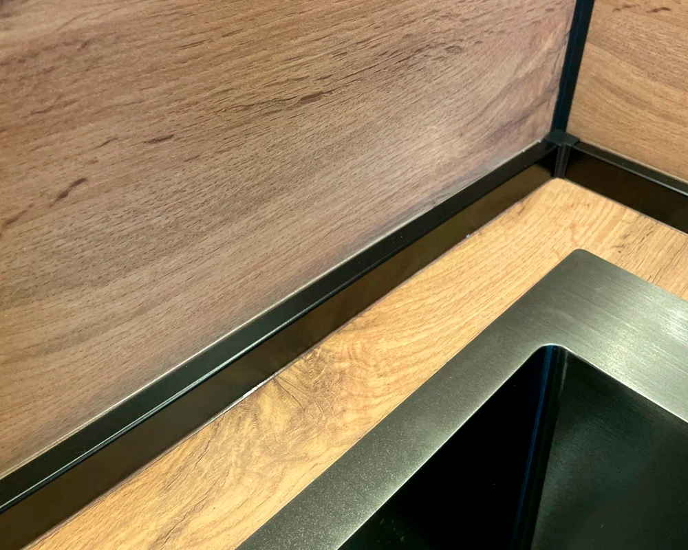 Плинтус для столешниц прямоугольный Алюминий 25*10мм 3,05м. Черный