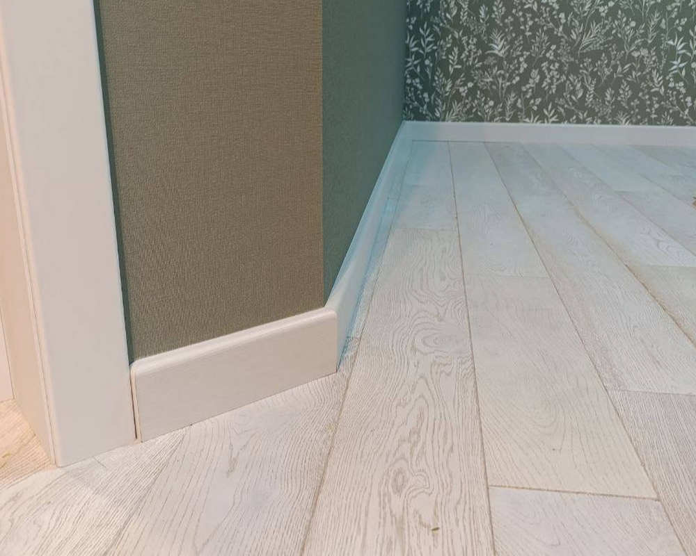 Плинтус кедр Стоунвуд. 80A 80мм 2,35м Белый