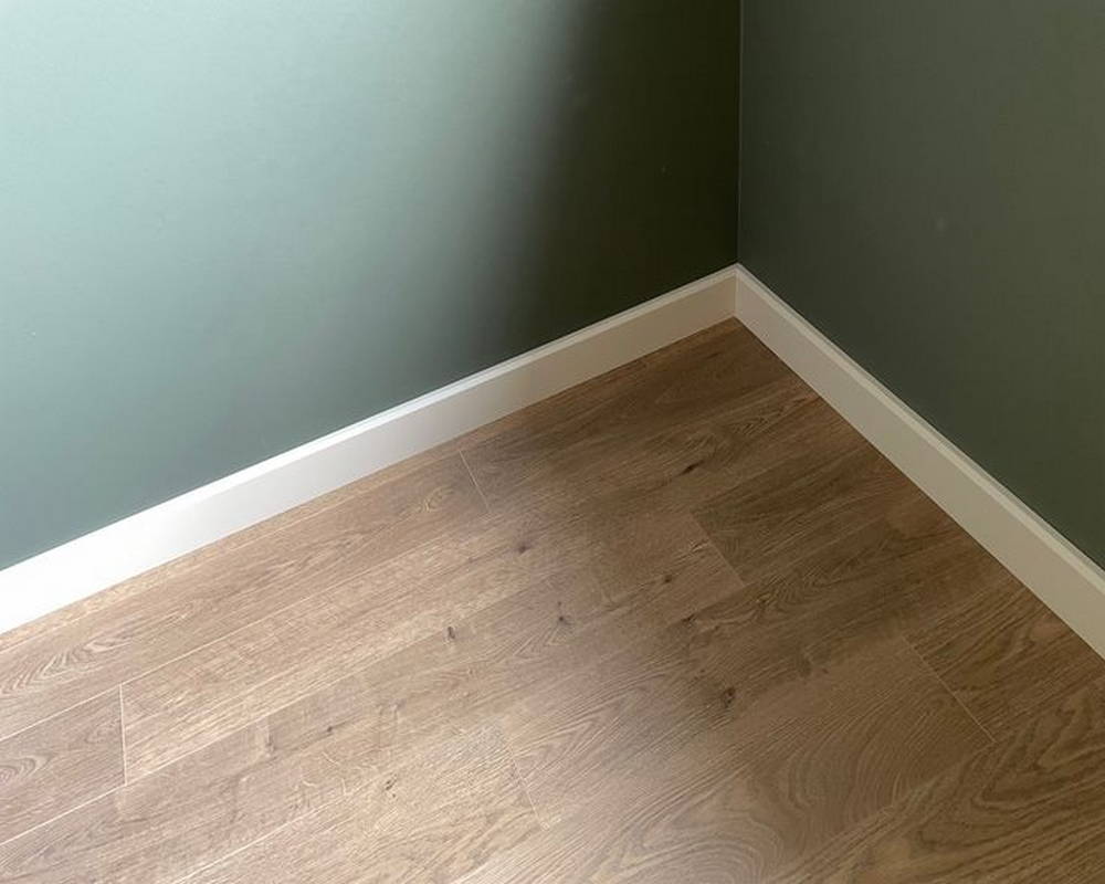 Плинтус из полистирола высокой плотности Волшебная палочка MSPOL 106 70*12*2000 Белый под покраску